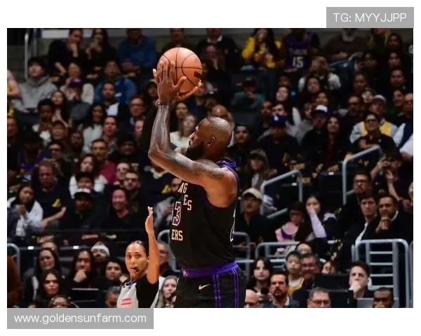 詹姆斯新赛季表现惊艳创下多项纪录，湖人队势头强劲力争总冠军